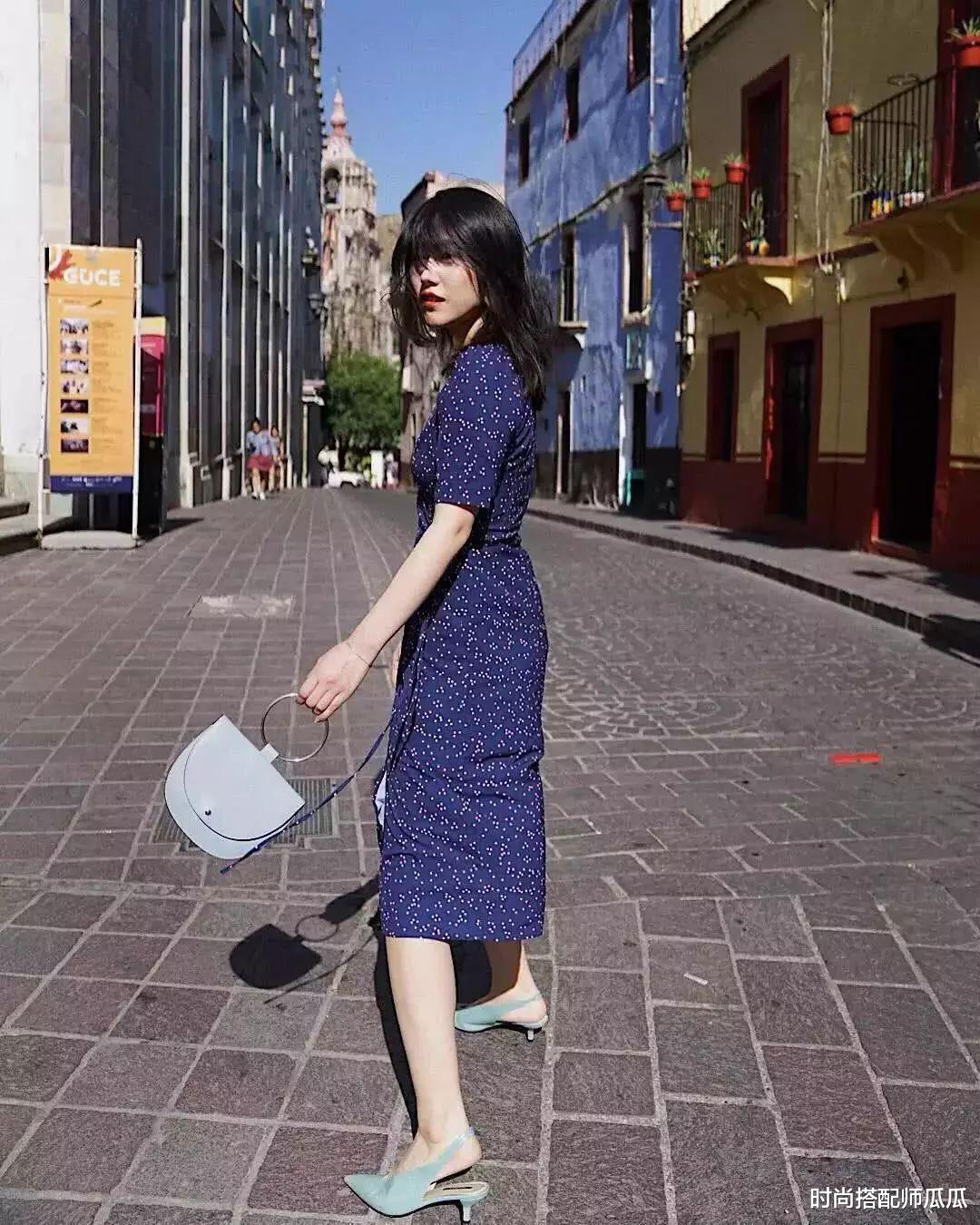 时尚搭配师瓜瓜|扔掉你的碎花裙吧！今年夏天这条“茶歇裙”火了，洋气又显瘦