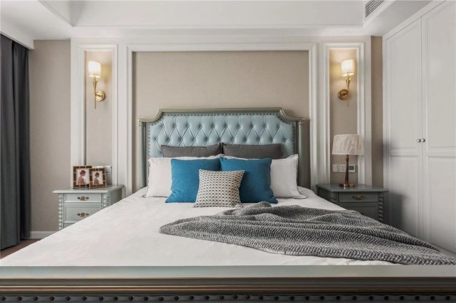 珊珊为何来迟|240平轻奢风设计金属色点缀让客厅充满高级质感，空间优雅而俏皮