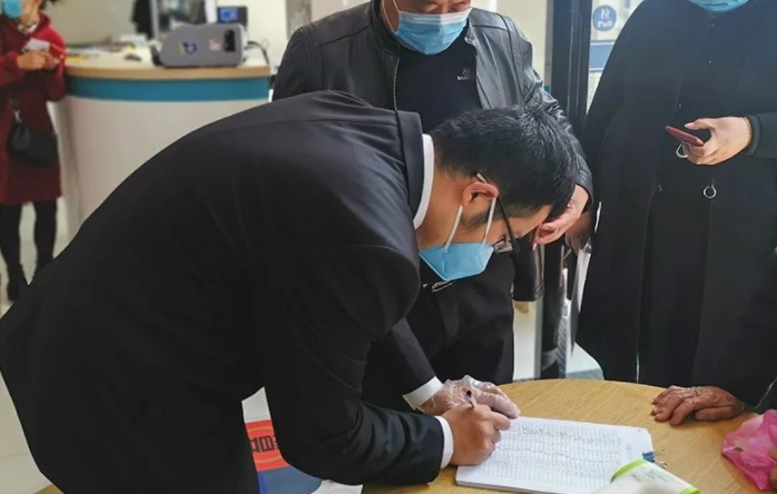 银行|又一铁饭碗公开招聘，往届生也可报名，正式编制还不用加班