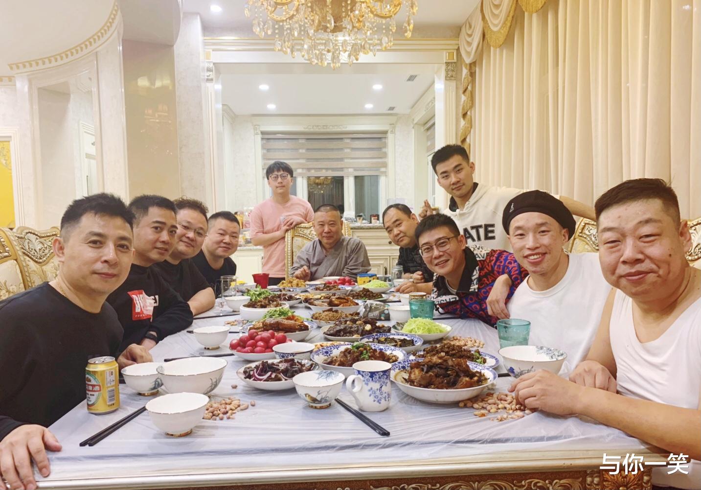 郭德纲|郭德纲从不喝外面的水？参加干儿子饭局滴水未沾，其中原因太心酸