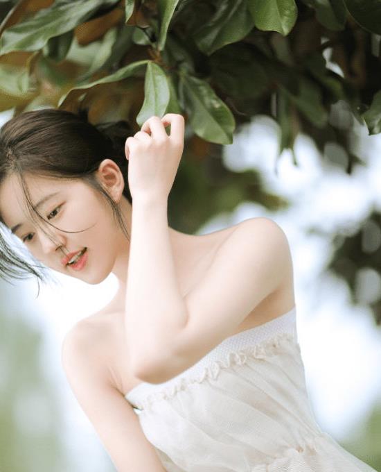 赵露思|赵露思森系造型获好评，穿抹胸白礼服大秀身材，锁骨真的能养鱼了