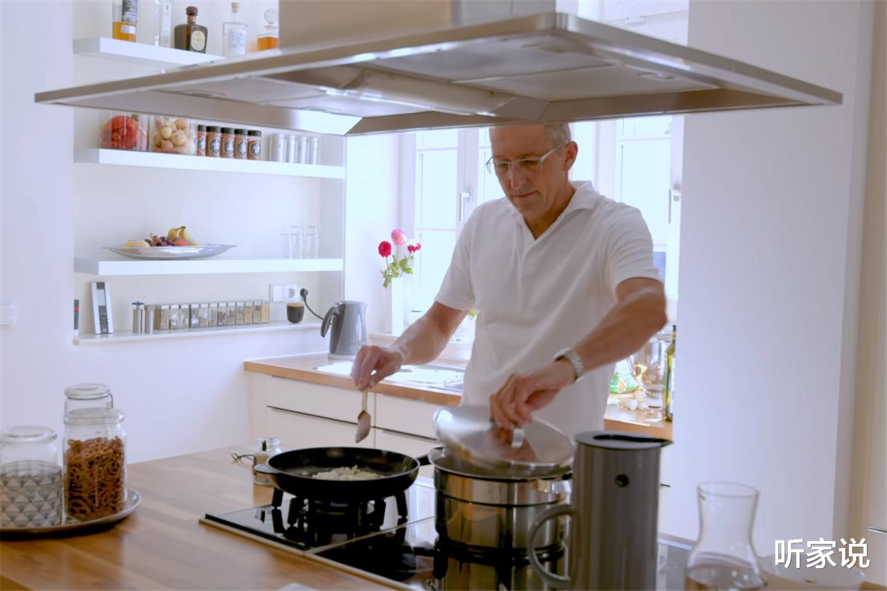 他买下废弃监狱，在150㎡原牢房中一住就是14年，网友：也是服气