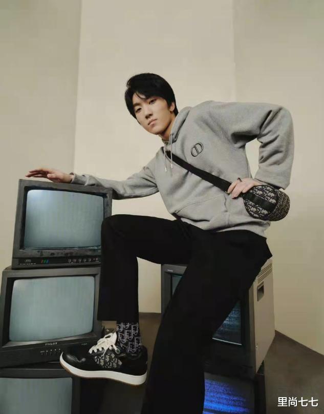 张艺谋|张艺谋长子也进圈了！拍广告大片范儿超足，长脸却暴露致命缺陷