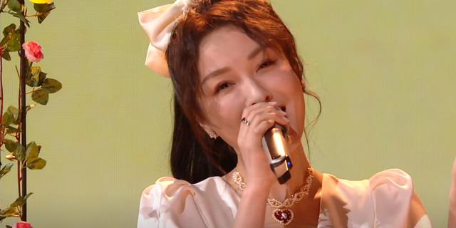 谢娜|何炅跨年提前拥抱谢娜，和吴昕奔赴令人泪目，快乐家族分水岭显现