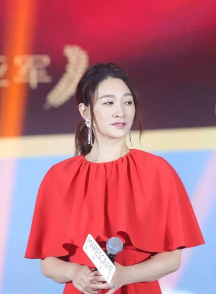 李小冉|李小冉穿液体裙秀“沙漏身材”，孙红雷说和她拍吻戏难受?