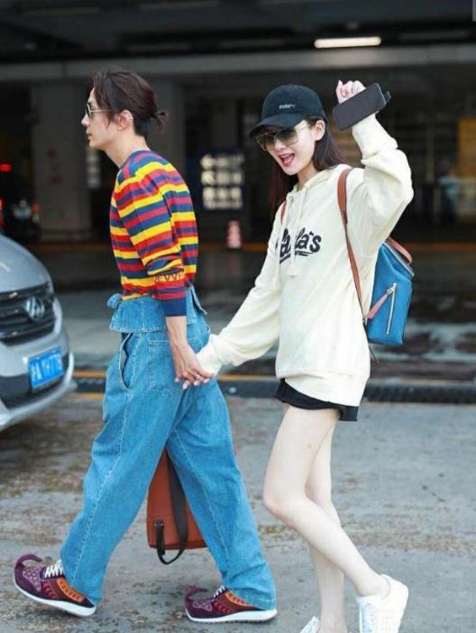 戚薇|戚薇的“漫画腿”辨识度太高,裤头那么短,老公李承铉也不管管