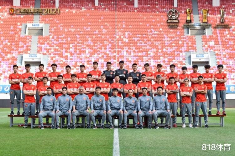 广州队|唏嘘! 广州队拍中超全家福, 主帅郑智第一排C位, 7大归化仅剩蒋光太