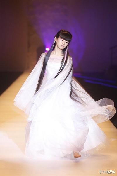 小彩旗|春晚一夜爆红，杨丽萍视她如己出，一手好牌的小彩旗为何打得稀烂