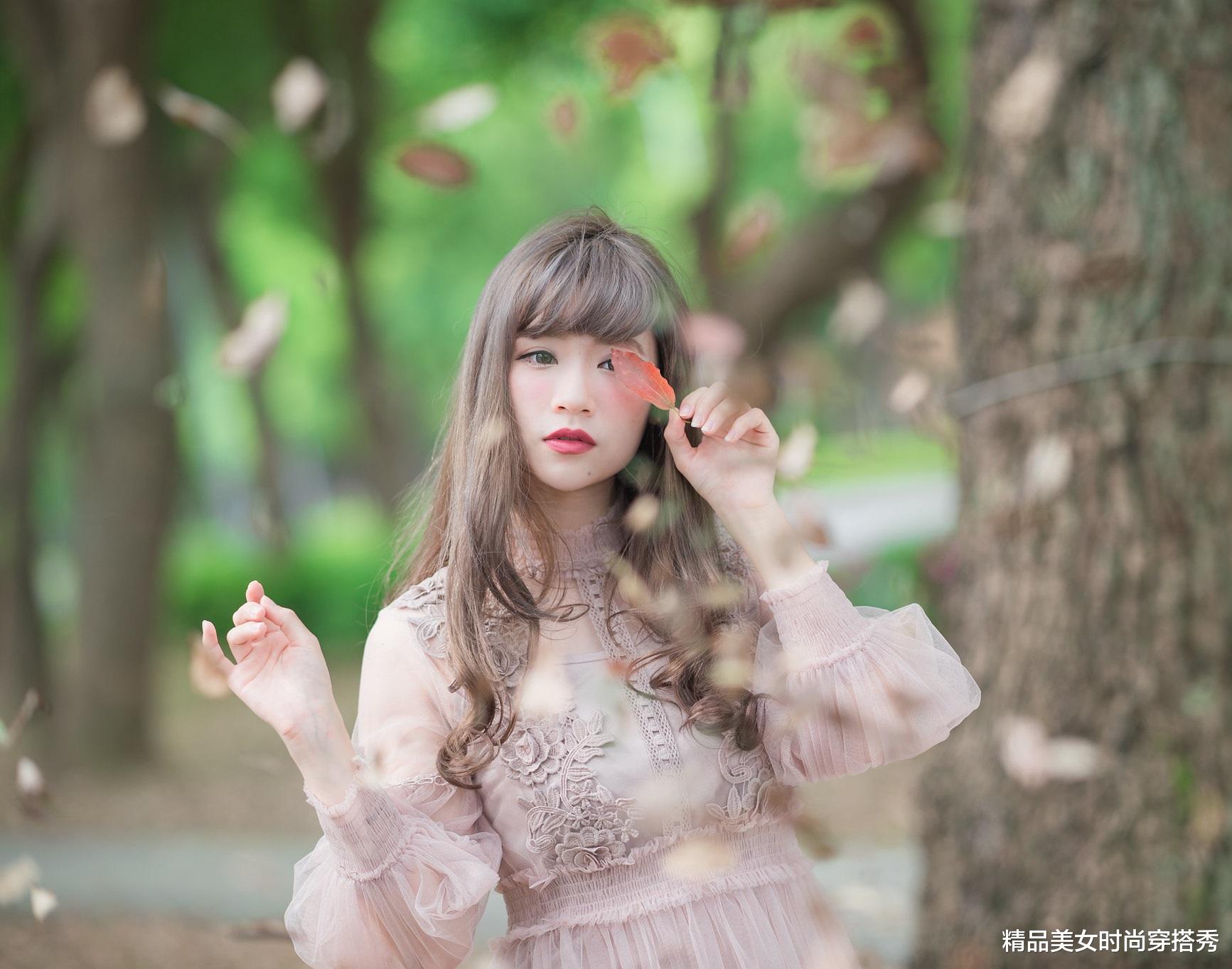 精品美女时尚穿搭秀|豆沙色网纱连衣裙，带有钩花的款式十分浪漫，甜美减龄