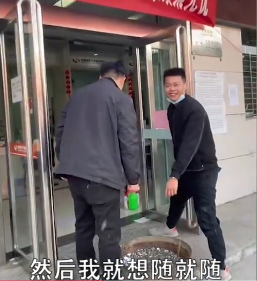 会玩!男子结婚朋友随“重”礼,9999枚硬币,存2家银行数7个小时