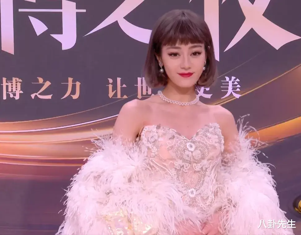 黄晓明|微博之夜女星斗艳：热巴精致如洋娃娃，江疏影穿着最大胆