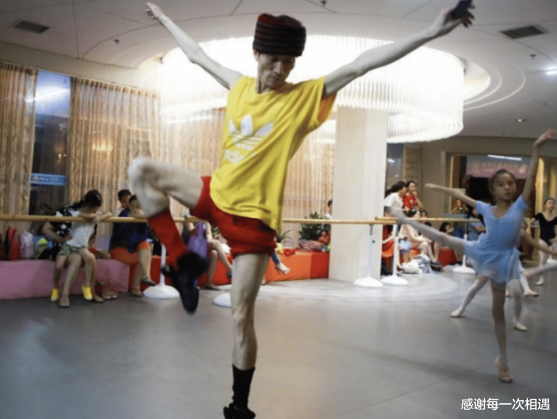 华灯2|“男版杨丽萍”郭冷：除了跳舞，连衣服都不会洗，年入百万无人敢嫁