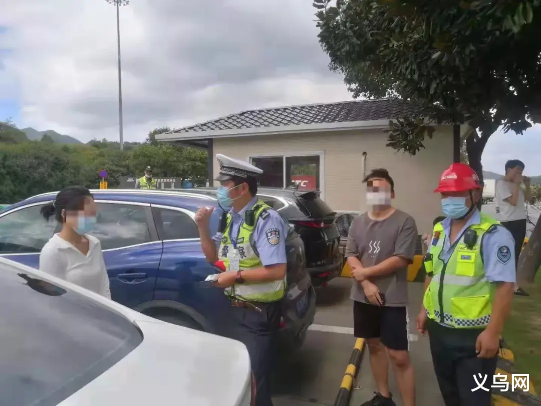 金华一小情侣高速吵架被罚