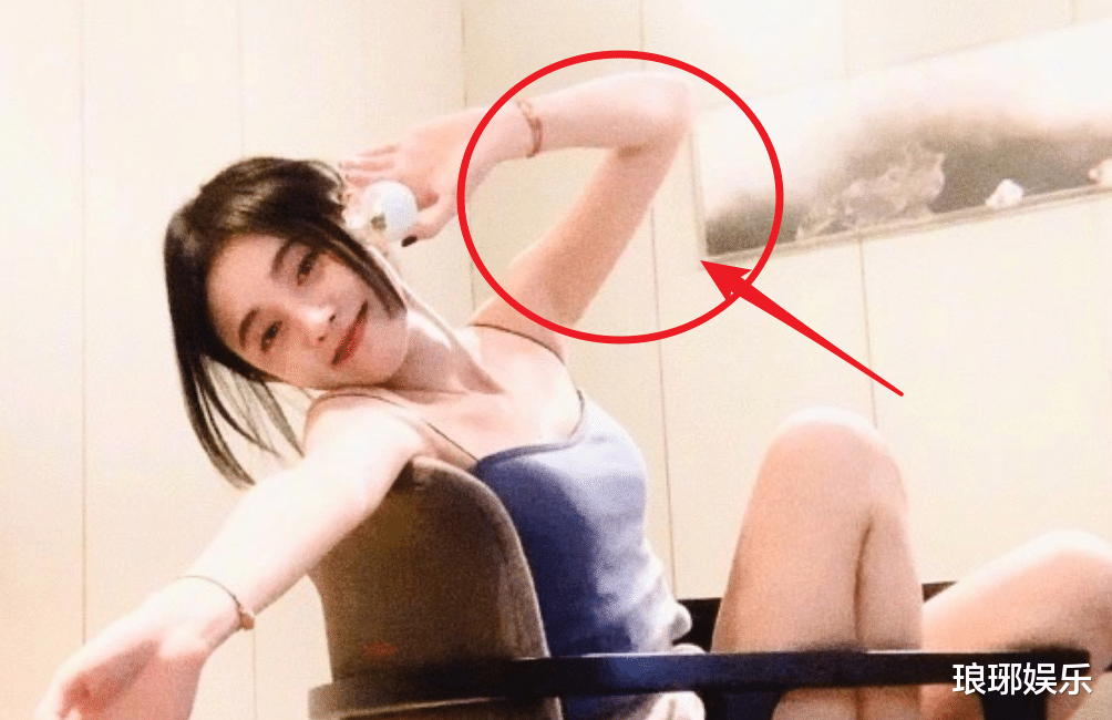鞠婧祎|鞠婧祎晒全身照自证没有抹粉，看清椅子细节，有无撒谎很显然