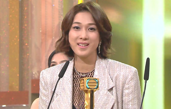 钟嘉欣|失奖杯得人心！钟嘉欣获TVB众星力挺，杨怡喊话：你已是最佳视后
