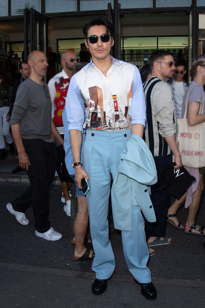 男士穿衣搭配杂志 胡兵真大胆,51岁敢穿“半透明”打底衫亮相,这造一般人驾驭不了