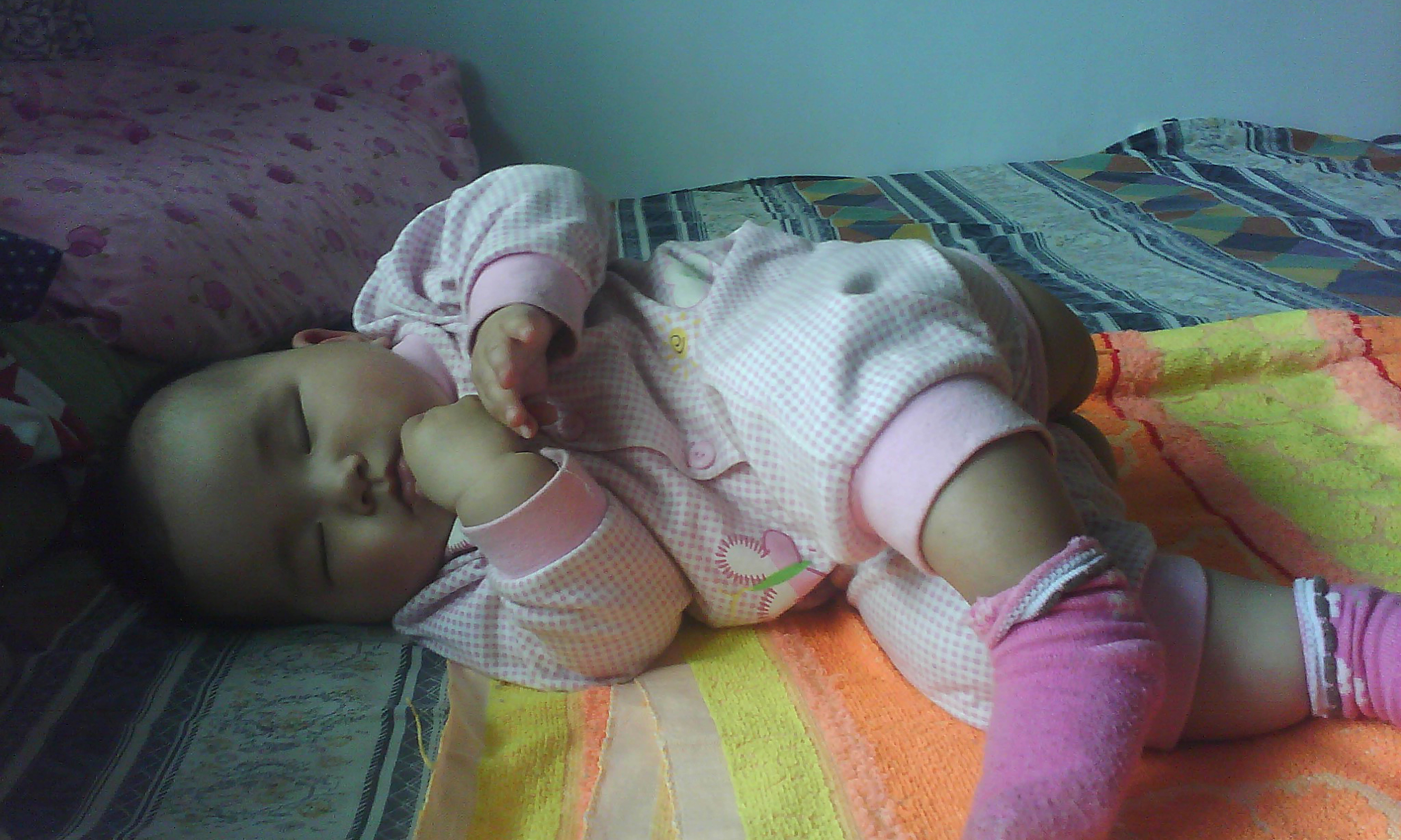 糖果的妈妈|宝宝睡觉扭来扭去好似“贪吃蛇”,3个原因令娃不安,赶紧排除