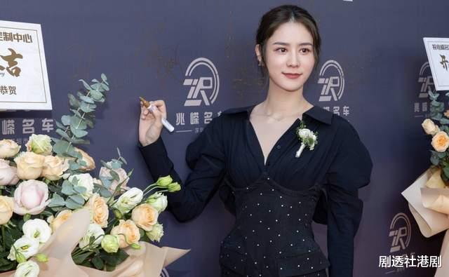 林峰|林峯爱妻投资开设车行，手提3万名牌包包出镜，遭网友吐槽掉档次