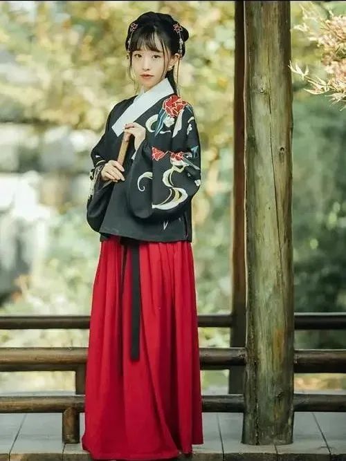 汉服资讯古装文化|有被奥运会上的中国红惊艳到？其实，汉服红黑配色同样耀眼又霸气
