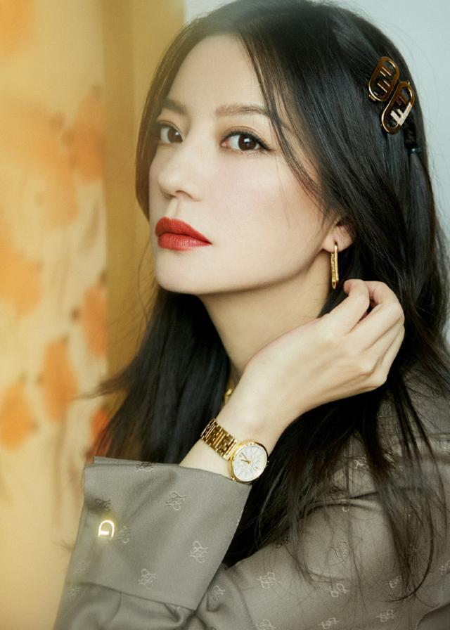 旗袍公馆|赵薇人到中年更自信，衬衫裙穿出“睡衣”效果，状态仍似小姑娘