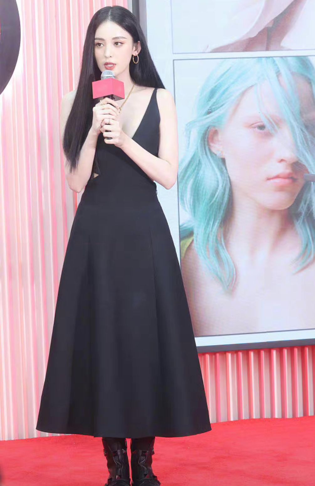 潮帮先生 娜扎也太会穿了，深V裙两边还挖个洞，90斤关晓彤看着都没她腰细