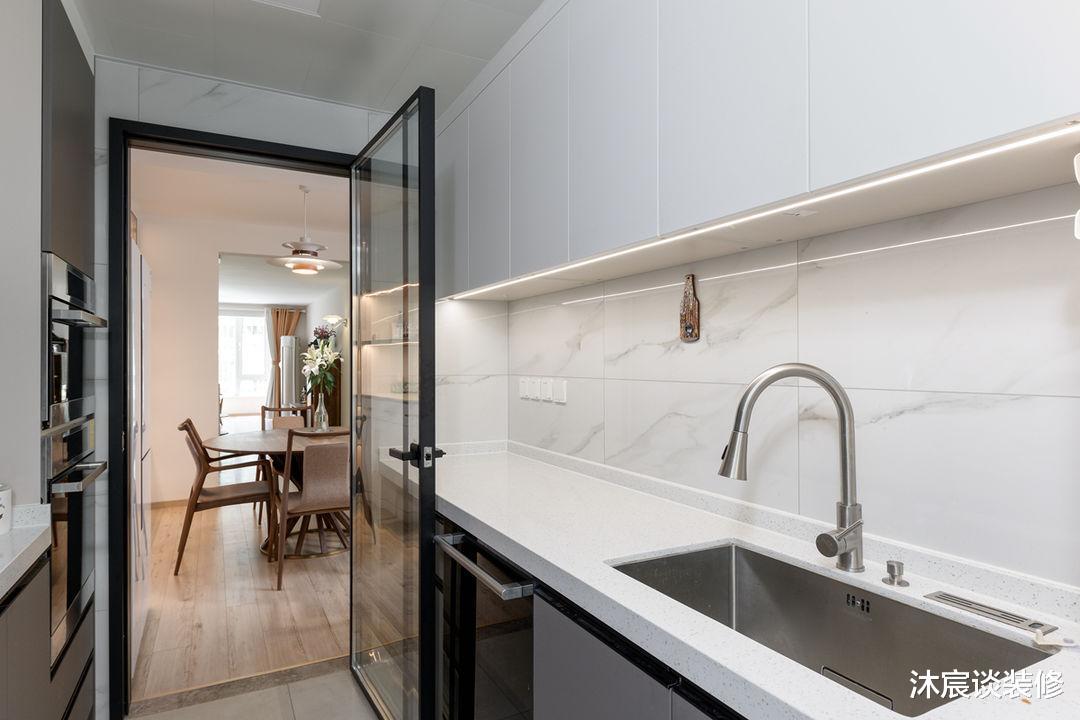 |她家不做吊顶也不做背景，不断给空间“减负”，真是越简单越好看