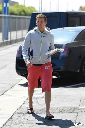 布莱德|46岁浣熊布莱德利手托披萨出门，一字拖太抢眼，网友：老了也很帅