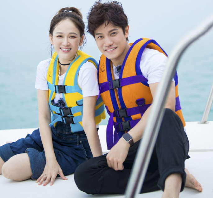 锦鲤祝福 陈乔恩迎42岁生日，与男友艾伦甜蜜合照，谁知她的状态更吸睛