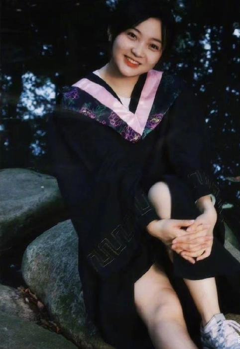 林妙可|22岁的林妙可晒美照，网友：离开妈妈之后，她的审美终于正常了