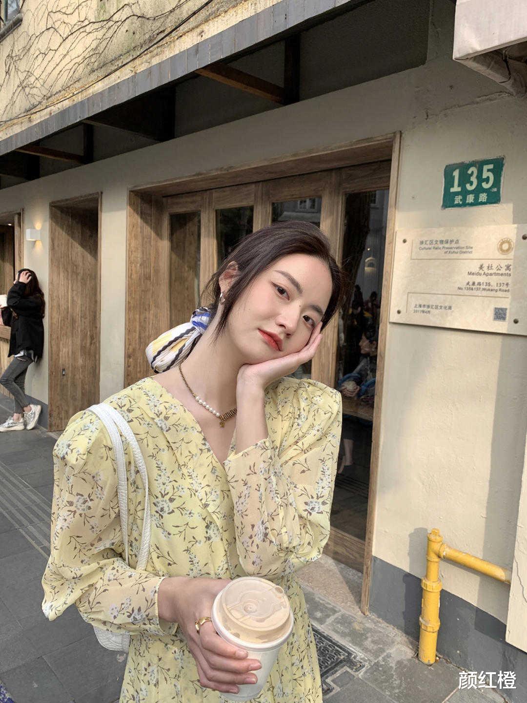 颜红橙|秋天如何穿好“碎花裙”?这几个思路值得借鉴,温柔优雅又减龄