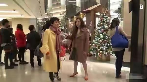 奚梦瑶|奚梦瑶的婆婆与富婆聚会！站C位不输气势，奚梦瑶怀二胎身材走样