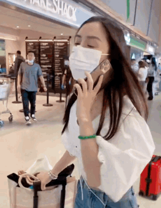 黄晓明|黄晓明带儿子现身潮爸范十足，小海绵坐拉杆箱可爱满分，长腿抢镜