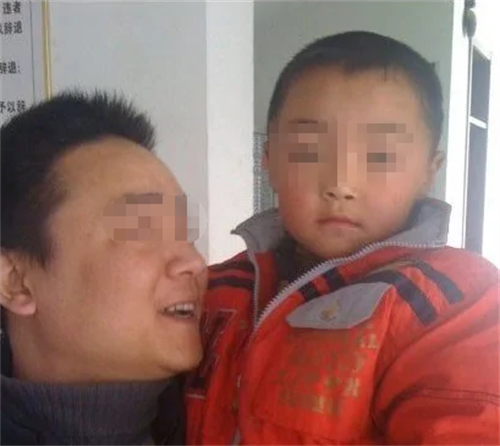 3岁儿子被拐3年,人群中一眼认出亲生父亲,跑上去紧紧抱住不撒手