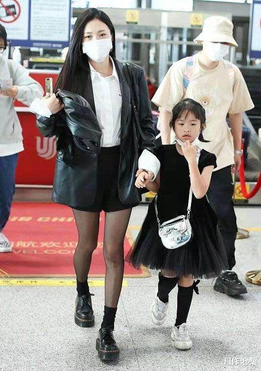 包贝尔|包贝尔一家三口同框，妻子穿黑丝好养眼，女儿更是打扮得像公主