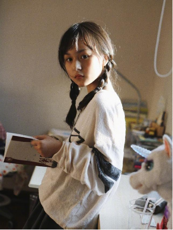 整容|她2岁出道年入百万，因颜值太高“被禁止整容”，如今11岁变这样