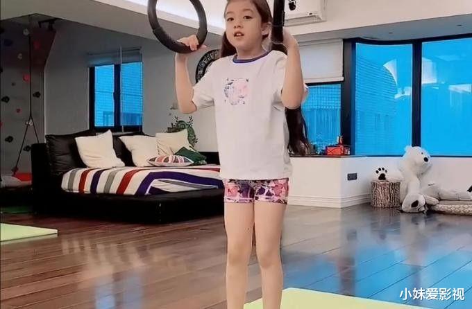 小泡芙|刘耕宏晒俩女儿，8岁小泡芙越长越标致，手上涂指甲油超精致