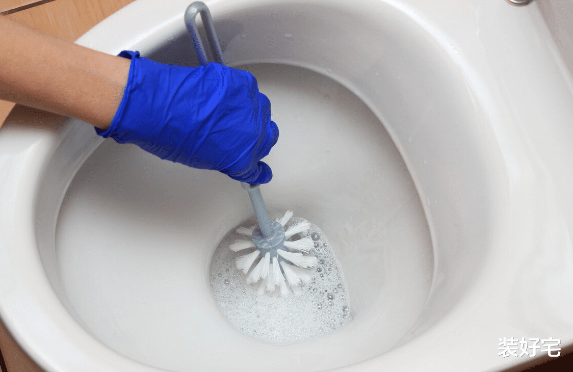 |别捏着鼻子刷马桶了，学学日本主妇这样清理，省事还干净