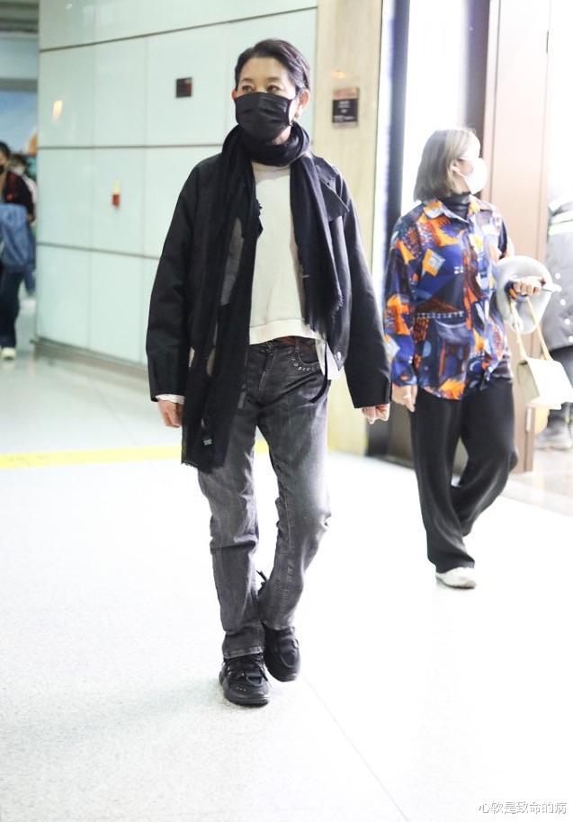 修图|没修图的大合影，看到了倪萍最真实的样子，皮肤黑瘦了也不漂亮