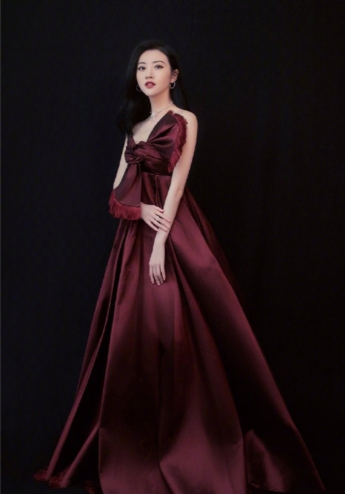 景甜|剪了短发的景甜仍惊艳，一袭“拖地”礼服走红毯，曲线不输司藤