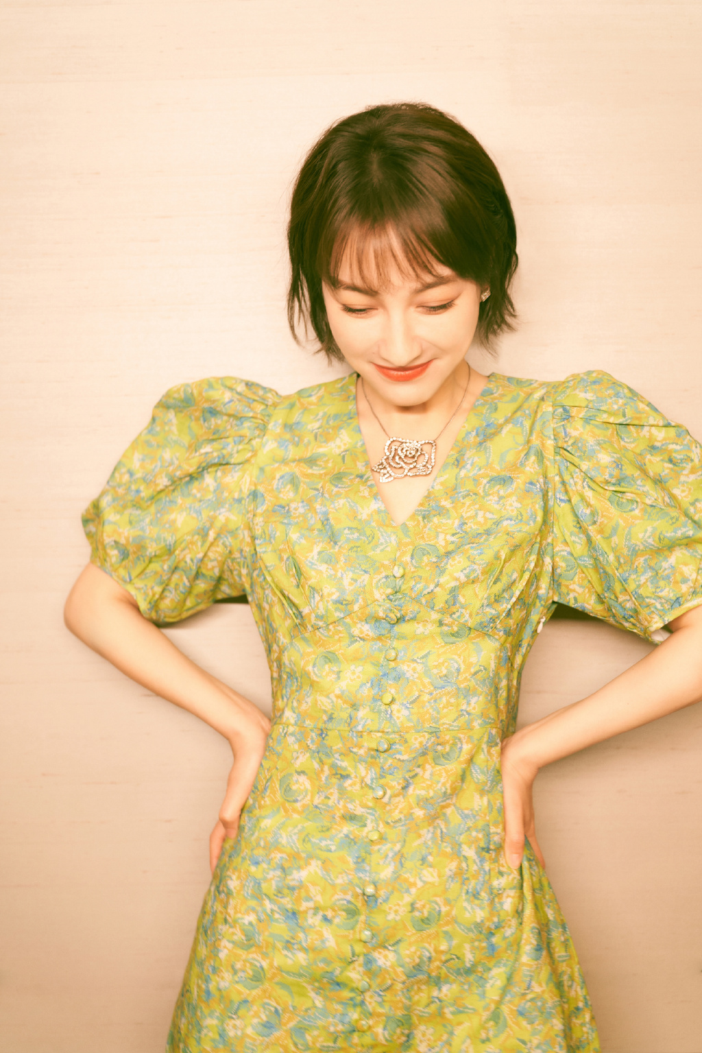 红珊瑚me|吴昕真是越来越美了，穿黑色露腰T恤配牛仔阔腿裤，时尚大气