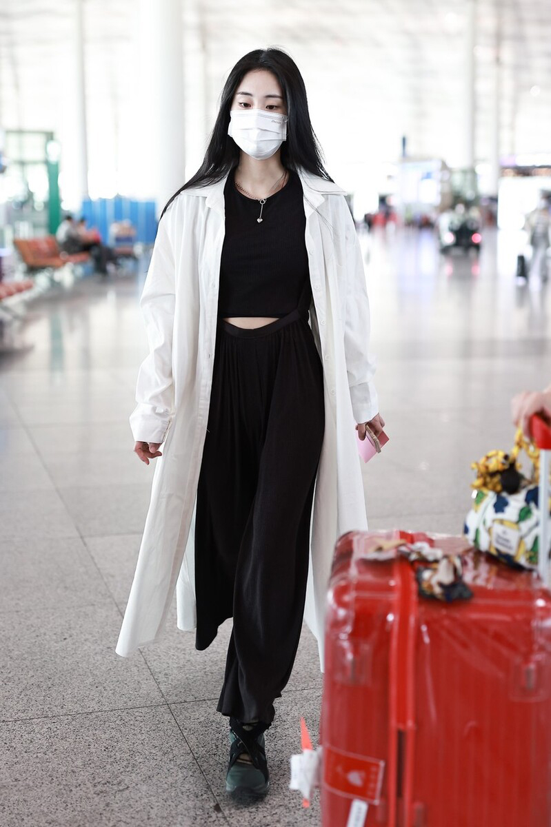 大表姐的时尚圈 张碧晨“乱穿”也时髦，用西装混搭卫衣裙，原来这样穿效果这么好