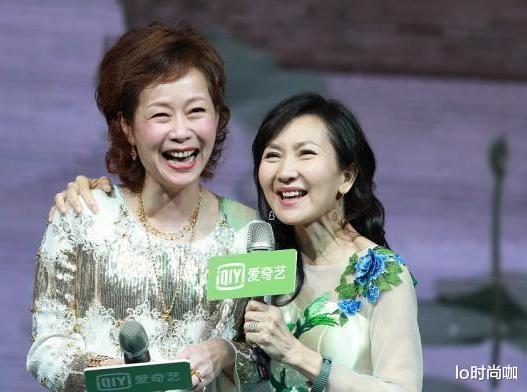 lo时尚咖|两代许仙同台飚戏，叶童年过半百风韵犹存，穿雪纺上衣清新减龄