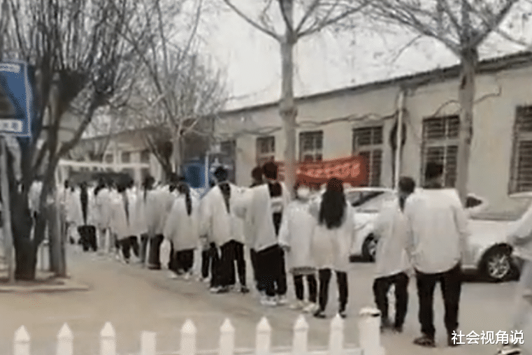 社会视角说 石家庄:科目四考试现场,众学员身披白袍神似“丧葬”,教练回应