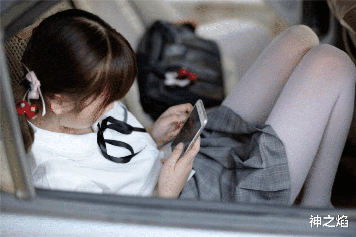 神之焰 妹子你这个能隐身的窗帘借我用用成吗？哈哈