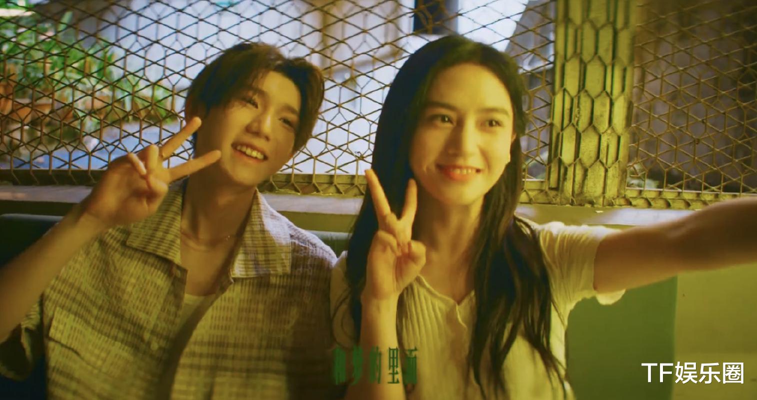 关晓彤|王源任敏《灿烂》同框路透，眼神对视氛围感拉满，王源再现锅盖头