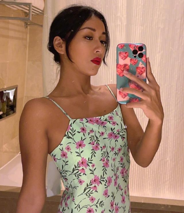 吉克隽逸|吉克隽逸再穿吊带裙，无痕设计勾勒身材，不愧是“内娱黑美人”