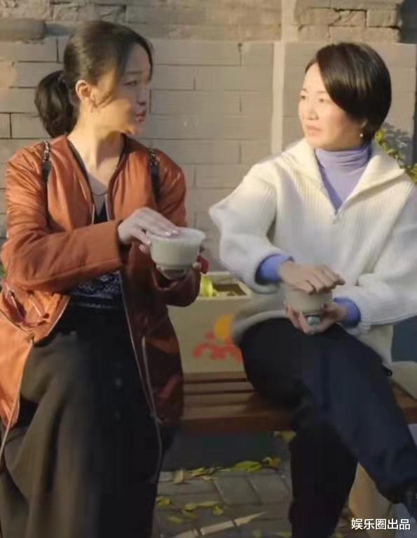 周迅|周迅在街头录节目被抓拍,穿私服扎马尾辫,网友:“真正的巨星”