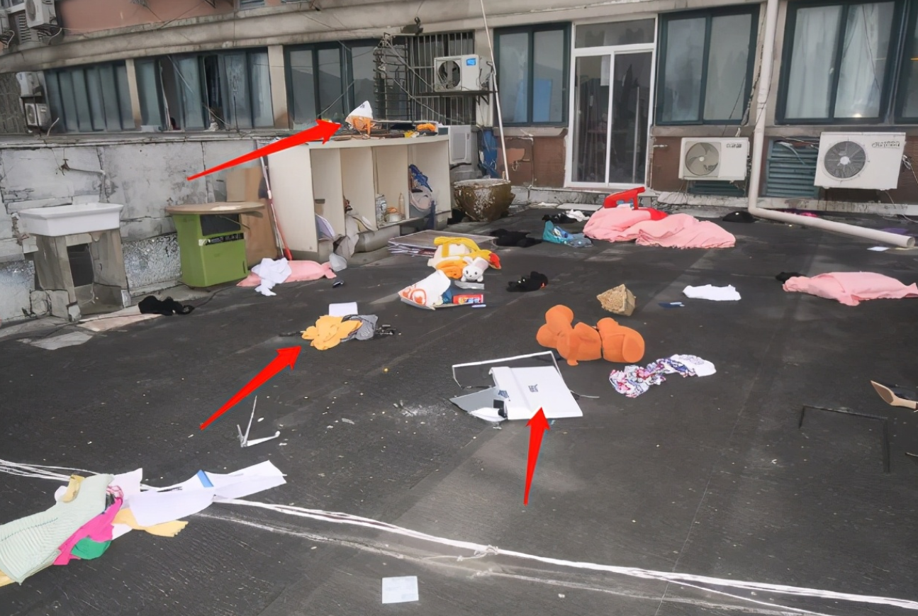 城市谈 因和男友吵架，浙江女子酒后从15楼扔下123件物品，已被刑拘