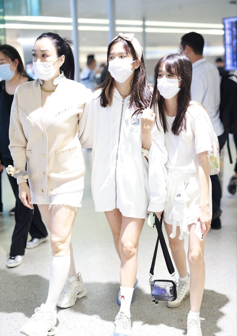 BiuFashion|钟丽缇带两个女人出行，三人穿搭简约，浅色干净还透露着温馨