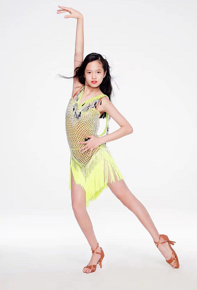 钟丽缇|钟丽缇次女太时尚！13岁就做美甲美貌逆袭，拍大片比小S女儿还酷